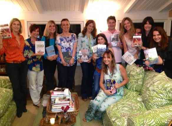 Parte da turma reunida em torno do nosso Mestre Rafael Fonseca e nosso amigo oculto de livros... 