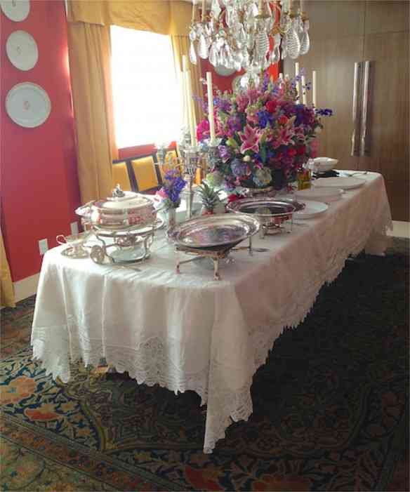 Vejam o capricho e planejamento da mesa para receber o farto buffet árabe: de um lado as travessas para pratos frios e do outro para os quentes com seus d "rechaud"