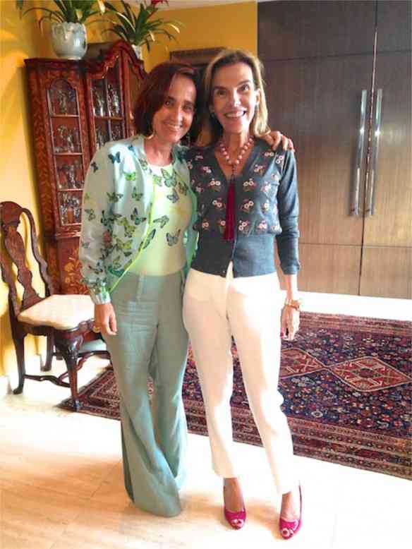 Esta é minha amiga chiquérrima, Henriqueta Gomes,hostess deste almoço divino que vamos ver e que hoje faz aniversário e merece um caminhão repleto de alegria, pra combinar 