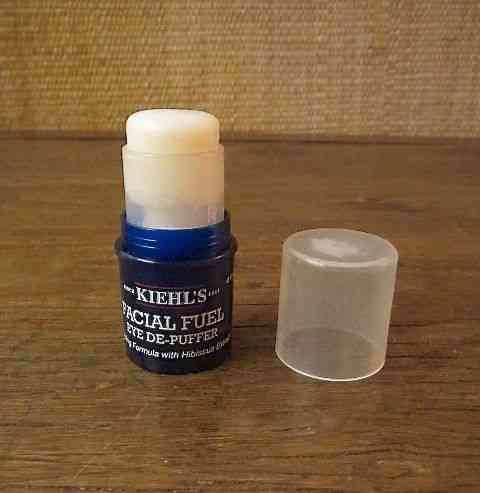 Vejam: é um mini bastão que ao passarmos já produz uma sensação de alívio. Mais o "poder" de desinchar...