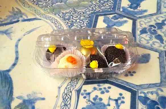 Entreguem para sua convidada produzí-la como quiser... Eu que sou dos brigadeiros, em tantas maravilhas, arrumei a minha assim!