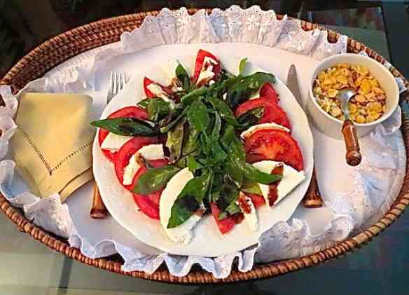 Vem chegando minha caprese com a granola salgada "a coté"...
