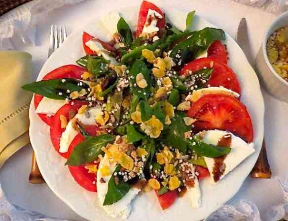 Aqui minha saladinha já maculada pela deliciosa granola cheia de sabor...