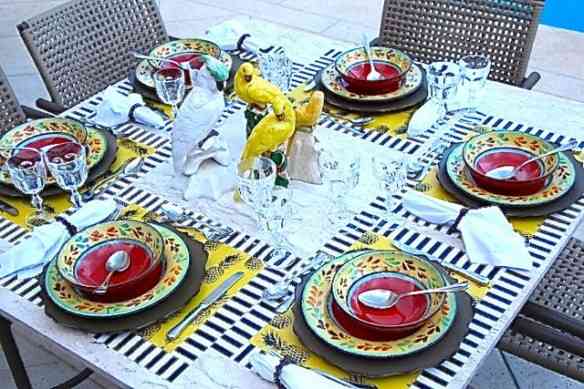 Vejam que linda ficou esta mesa na varanda com a produção do
