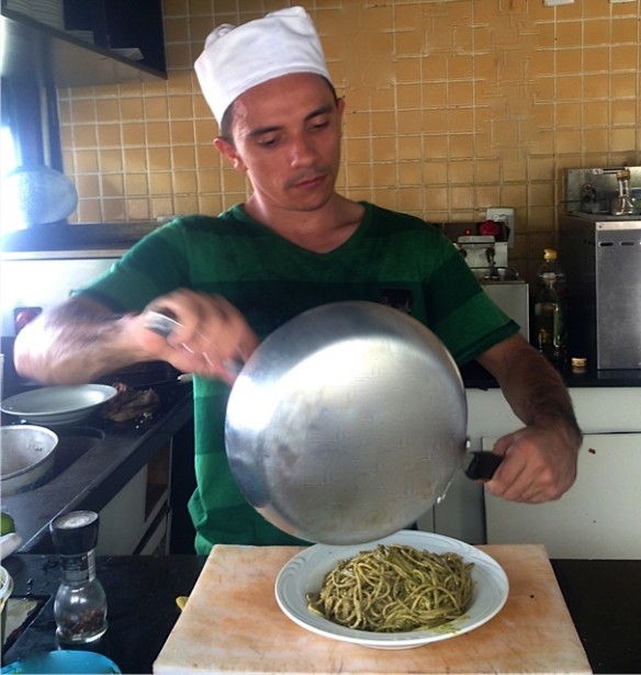 O chef fazendo um espaguete ao pesto.