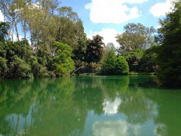 Parques entremeados por lagos lindos, o capricho de cada detalhe é inédito... Aqui, a cor da água é conseguida por algas que ditam seu tom!
