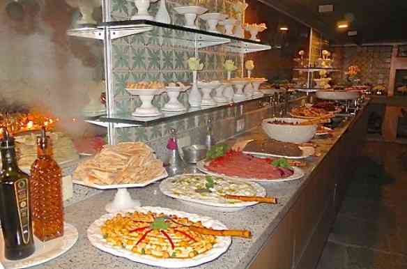 Look do dia: Buffet de comida árabe divina, a preferida de CA, feita por minha querida amiga e chef maravilhosa Madeleine Saad! Luxo só!