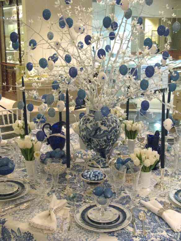 blue-white-glittery-table-decorations-for-christmas-with-white-and-blue-gittery-christmas-balls-on-white-christmas-branches-and-white-lilis-on-crystal-christmas-tableware-decoration-decoration-table