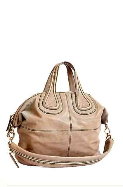 By Givenchy, moderna e facílima de usar!