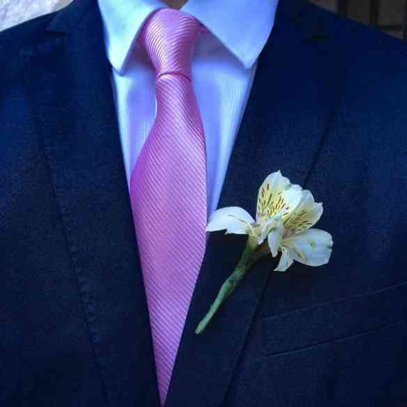 Amei: Todos os padrinhos de gravata rosa... Sempre os pobrezinhos perdem-se na multidão ao contrário das madrinhas, geralmente de vestidos longos maravilhosos, cores destacadas e por aí vai!
