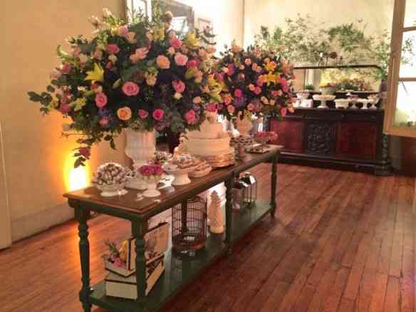 Fecho com o que encantou a todos: Visão parcial da sala com docinhos onde as flores eras as "Star"!