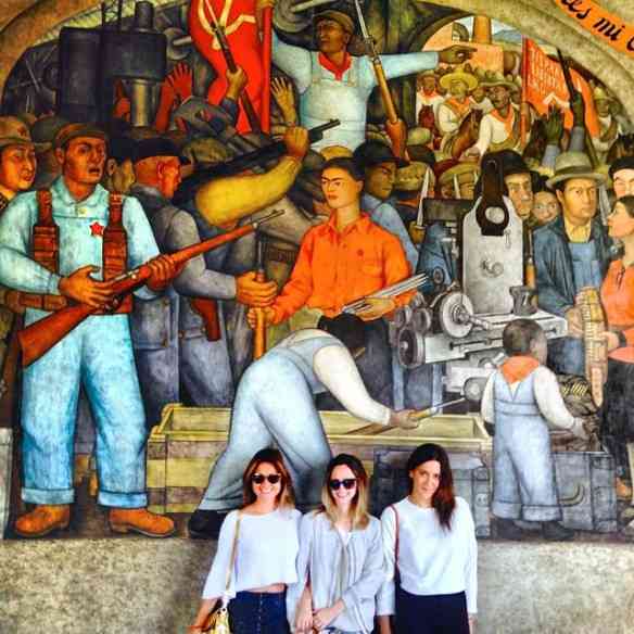 Las niñas e um lindo mural by Diego Rivera, onde pontifica a musa Frida Kahlo!