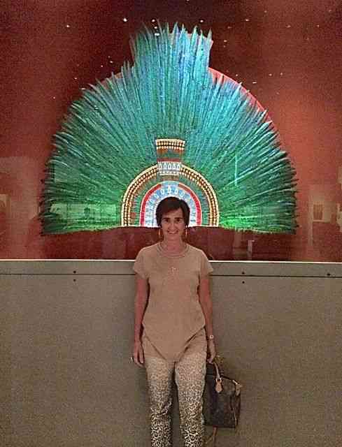 Com a cópia do cocar de Montezuma, no maravilhoso Museu Nacional de Antropologia, Cidade do México.