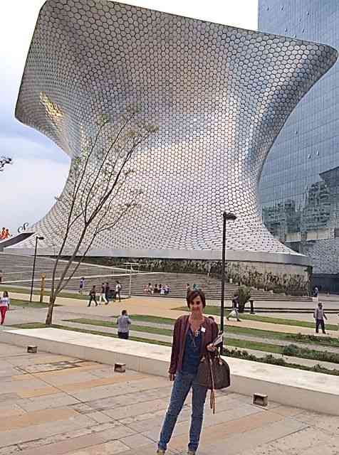 Em frente ao Museu Soumaya, Cidade do México.