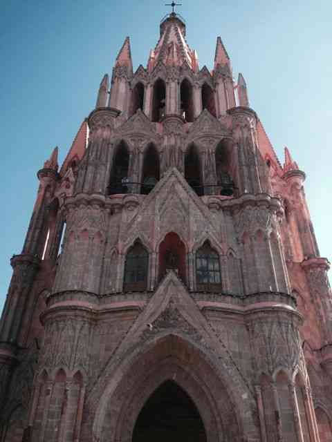 A linda catedral de San Miguel de Allende, a cidade em tons de rosa.