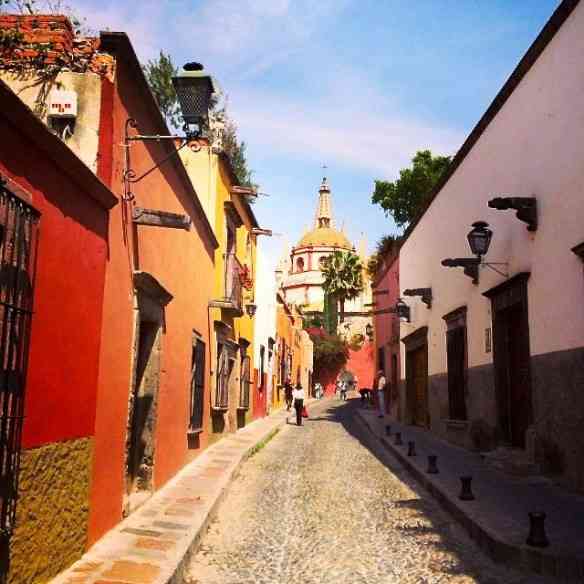 Os cinquenta tons de rosa da deslumbrante San Miguel de Allende, cidade que pontifica na Região Colonial!