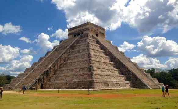 El Castillo, a monumental pirâmide da cidade maia Chichén Itzá, uma das sete maravilhas do mundo moderno: ela vale quanto pesa!