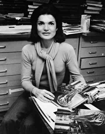 Jackie em seu escritório na Vicking, em janeiro de 1977