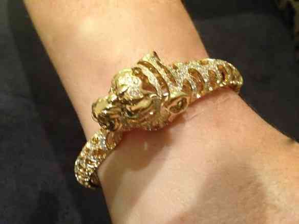 Esta pulseira de pantera em ouro é ma-ra-vi-lho-sa!