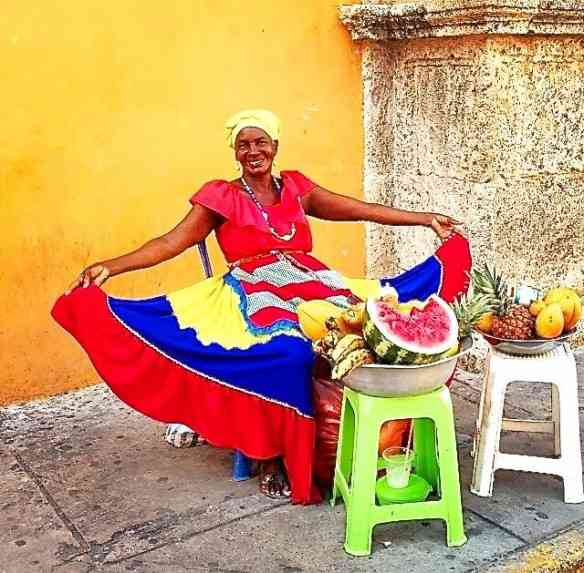 Colombiana vendendo frutas.