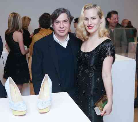 O artista plástico George Condo e a estilista dos pés, Charlotte Olympia, posam com a versão dele para o sapato dela... 