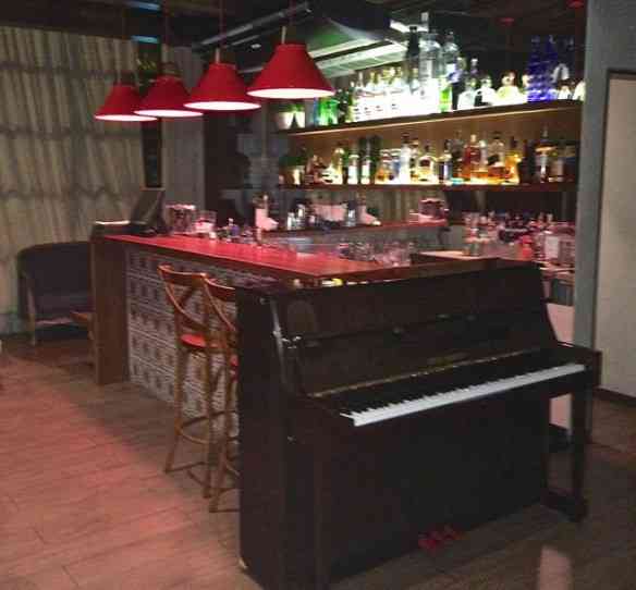 Fecho com a cereja do bolo: O piano pilotado, todas as quintas, pelo maravilhoso Gustavo Tibi... É pra lé que eu vou!