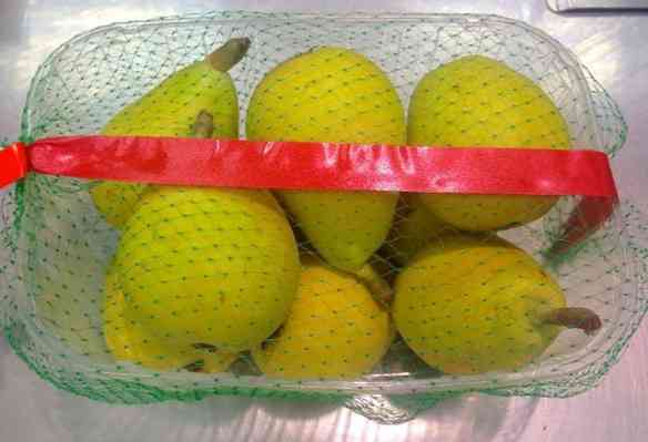 Partimos destas mini pêras que são "acháveis" no Hortifruti ou em supermercados.