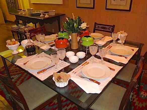 A mesa de jantar pronta esperando a hora de servir... Ao fundo, outra mesa para apoio. 