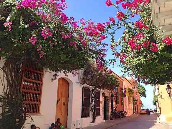 Uma das lindas ruas de Cartagena das Índias: Tem nome mais charmoso que este?! BN