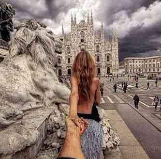 Na Piazza Duomo, em Milão!