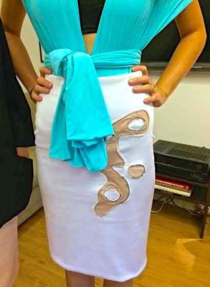 Vejam o detalhe do Look Raquel: O modelo do "cach coeur" era tudo e 