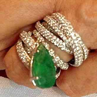 Amo esta coleção de alianças de bei com uma esmeralda, ou a pedra que você quiser ou tiver, pendurada!