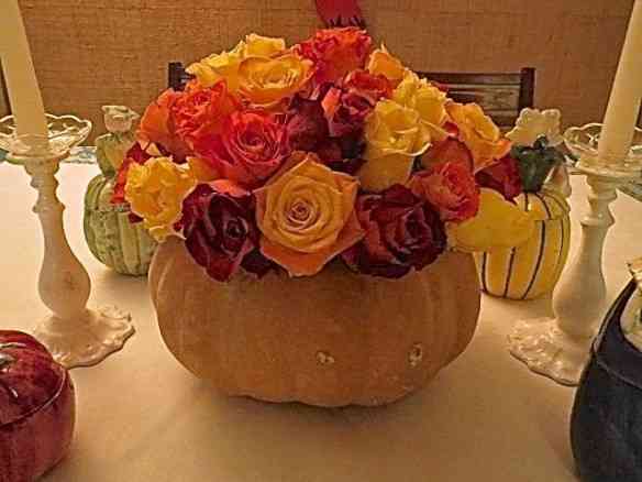Usei uma abóbora verdadeira para vaso do centro e as rosas das cores de todo o resto: mesa multi colorida!