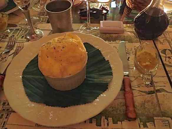 Entrada: suflê de queijo com calda de camarão (ao lado, na mini molheira, por conta dos alérgicos).