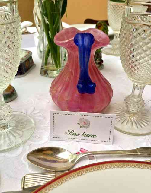 Marcando o lugar com muito charme: Neste almoço, o tema escolhido foram as rosas!