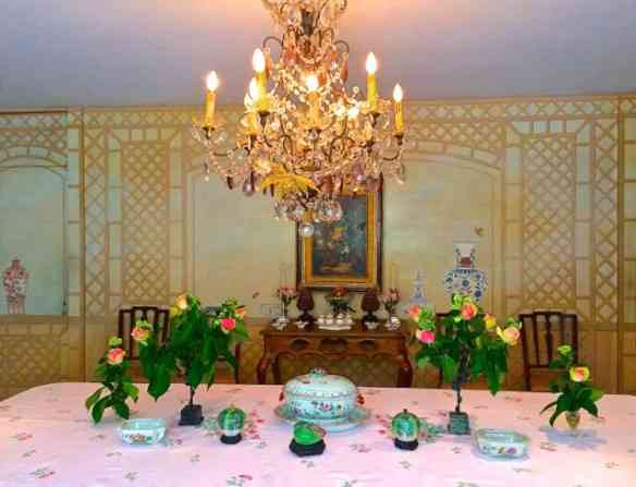A mesa de jantar lindamente florida esperando o buffet delicioso: Tudo estilo "vintage"!