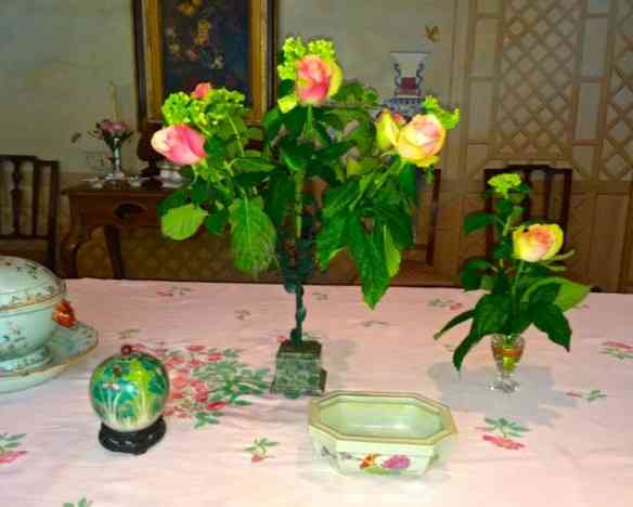 Detalhe da original floreira que deu um ar de roseiral à rosa cortada!