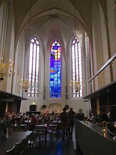 Pra fazer a digestão, nada melhor que zanzar por Zwolle: Deparar-se com esta igreja que virou livraria, por exemplo, é sensacional!