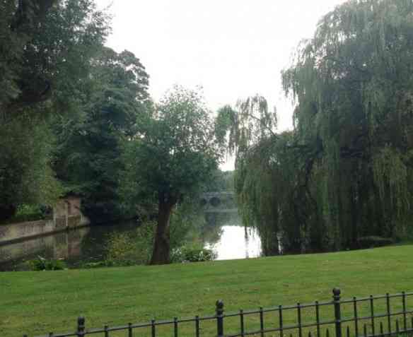 Vejam o visual de um dos parques da bucólica Bruges, na Bélgica: Dá pra ir passar o dia!