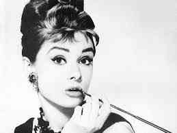 Imagina eu sentada numa mesa linda, encarnado Audrey e tendo à minha direita...