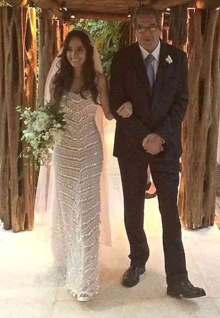 A noiva deslumbrante Gabriela Resende, rumo ao altar com o pai Gabriel, magistralmente vestida pelo gênio Guilherme Guimarães.  