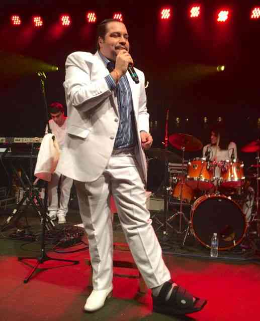 Deixo vocês com o charme, talento e simpatia de Tiago Abravanel que mesmo com o pé quebrado deixo cair! Luxo só!
