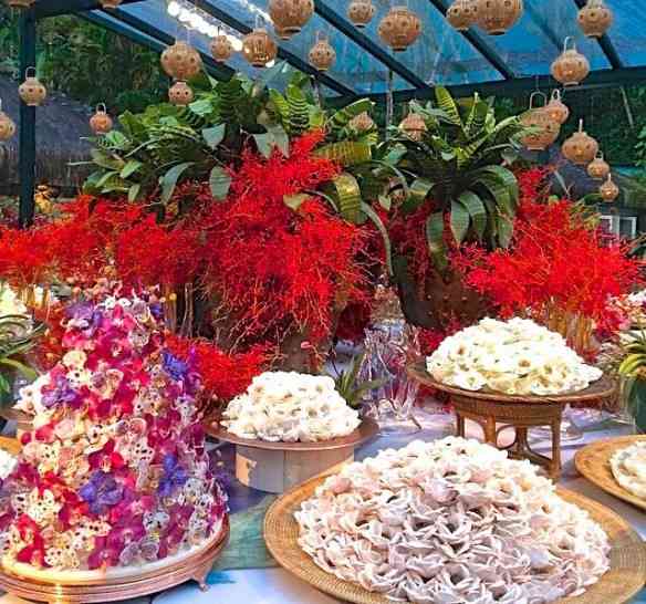 Já viram mesa de doces mais linda? Reparem no bolo todo salpicado por mini orquídeas de açúcar. Mais lindo impossível!
