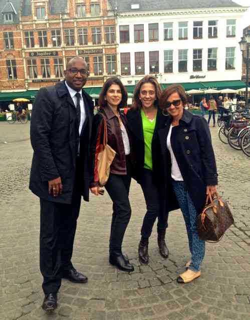 Com as meninas e Ricardo em Bruges, Bélgica: Seu trabalho vai além das fronteiras...
