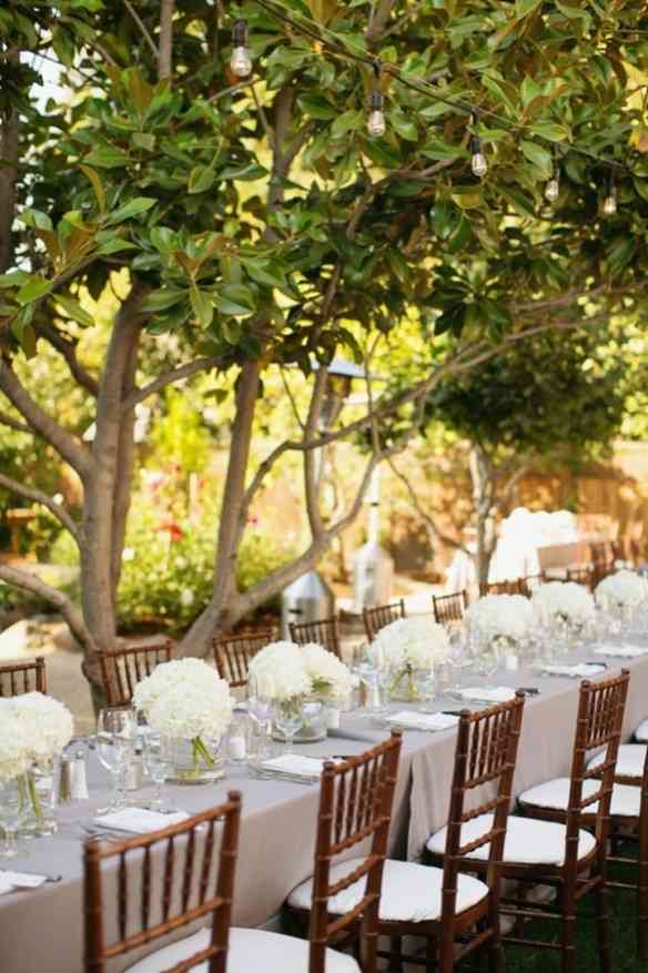 White-Hydrangea-Arrangements-on-Long-Reception-Tables-599x900