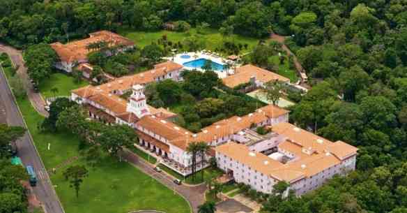 vista-aerea-do-hotel-das-cataratas-o-unico-estabelecimento-hoteleiro-instalado-no-interior-do-parque-nacional-do-iguacu-1375489456927_956x500