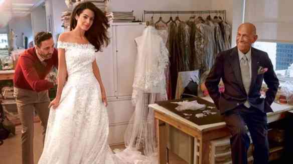 O elegantérrimo Oscar de La Renta acompanhando a prova do lindo vestido da, então, futura Sra George Clooney, Amal Alamuddin: romantismo à flor da pele! 