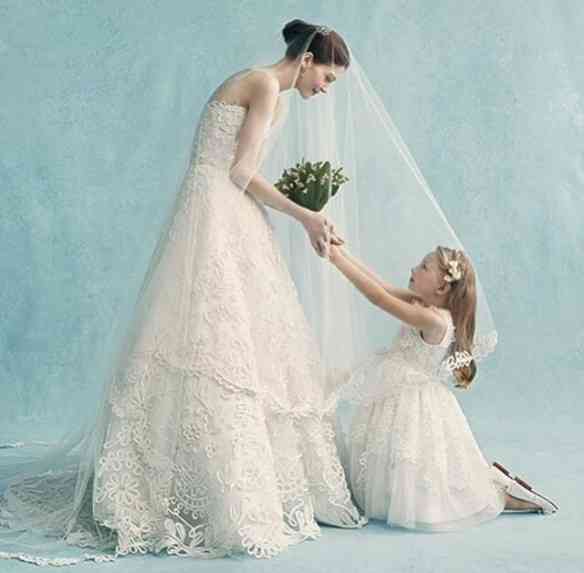 Esta foto de noiva e dama primorosas num look de Oscar de la Renta me lembrou os casamentos de minha infância!
