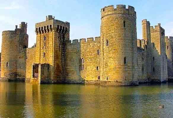 Castelo inglês abandonado em Sussex.