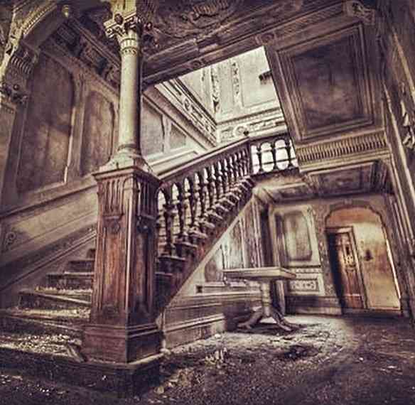 Escada abandonada junto com todo o resto...